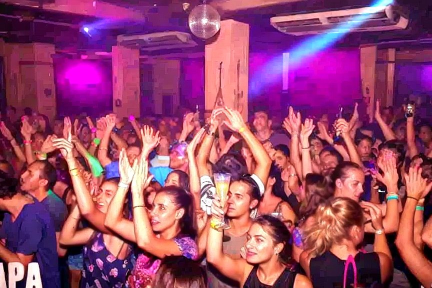 Pista lotada com o público de mãos para o alto