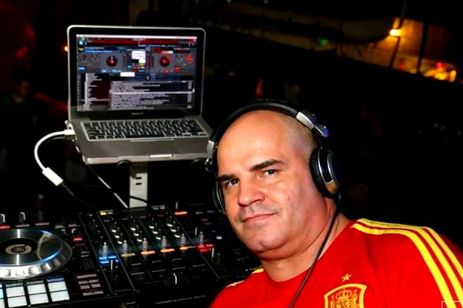 Ailton Areas na cabine durante a festa